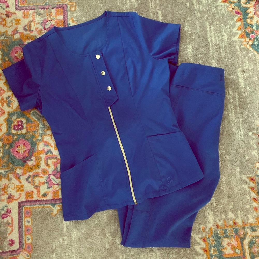 Jaanuu Scrub Set